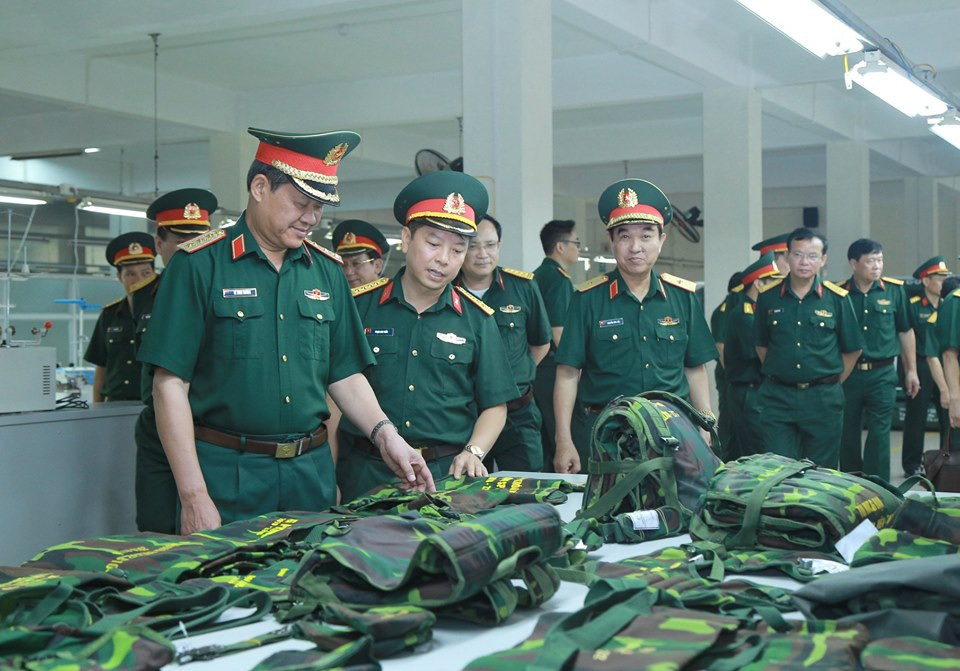 Theo đó vào đầu tháng 5 vừa qua, Thượng tướng Bế Xuân Trường - Ủy viên ban chấp hành Trung ương Đảng, Ủy viên Quân ủy Trung ương - Thứ trưởng Bộ Quốc Phòng cùng đoàn công tác Bộ Quốc phòng trong chuyến thăm và làm việc tại Nhà máy Z176, đã được lãnh đạo Z176 giới thiệu một số mẫu quân trang dã chiến đặc biệt đang được nhà máy này phát triển giành cho nhiệm huấn luyện và sẵn sàng chiến đấu. Nguồn ảnh: Nhà máy Z176.