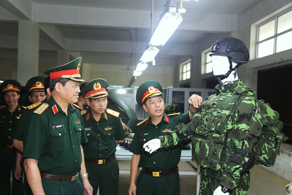 Trong bức ảnh này có thể nhận thấy một mẫu quân trang mới đang được Nhà máy Z176 sản xuất để cấp phát cho bộ đội trong tương lai thay thế cho bao xe đựng đạn AK truyền thống, sản phẩm có tính thẩm mỹ cao hơn rất nhiều. Quan sát sơ bộ, mẫu quân trang này vẫn sử dụng họa tiết ngụy trang kiểu K07, trên áo có may sẵn một số túi trang bị để đựng băng đạn hay lựu đạn hoặc đạn súng phóng lựu M79. Nguồn ảnh: Nhà máy Z176.