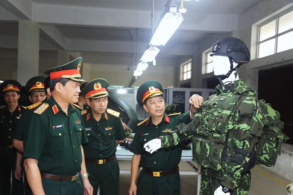 Trong bức ảnh này có thể nhận thấy một mẫu quân trang mới đang được Nhà máy Z176 sản xuất để cấp phát cho bộ đội trong tương lai thay thế cho bao xe đựng đạn AK truyền thống, sản phẩm có tính thẩm mỹ cao hơn rất nhiều. Quan sát sơ bộ, mẫu quân trang này vẫn sử dụng họa tiết ngụy trang kiểu K07, trên áo có may sẵn một số túi trang bị để đựng băng đạn hay lựu đạn hoặc đạn súng phóng lựu M79. Nguồn ảnh: Nhà máy Z176.