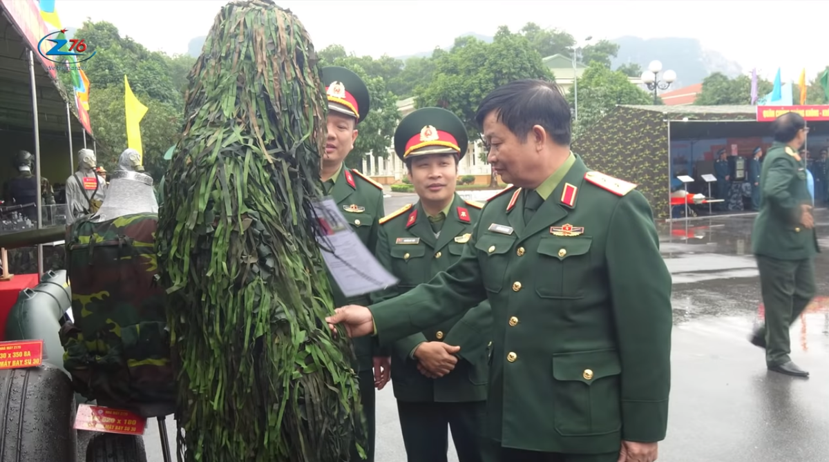 Theo đó ở thời điểm hiện tại một số mẫu quân trang, khí tài trang bị cho các đơn vị tác chiến đặc biệt như bộ đội đặc công, lính bắn tỉa, hải quân đánh bộ như ba lô đa năng, áo lưới ngụy trang, áo phao đa năng cho hải quân và nhiều sản phẩm phục vụ quốc phòng khác. Nguồn ảnh: Nhà máy Z176.