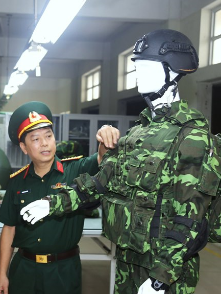 Ngoài ra còn một chi tiết rất đáng chú ý nữa đó là chiếc mũ chống đạn thế hệ mới với rất nhiều ưu điểm so với mũ cối hay mũ A2 hiện nay, đó là được trang bị các đường ray để gắn đèn pin chiến thuật, camera hay một số phụ kiện tác chiến khác, sản phẩm có nhiều nét tương đồng với những loại mũ bảo hộ tiên tiến nhất hiện nay. Nguồn ảnh: Nhà máy Z176.