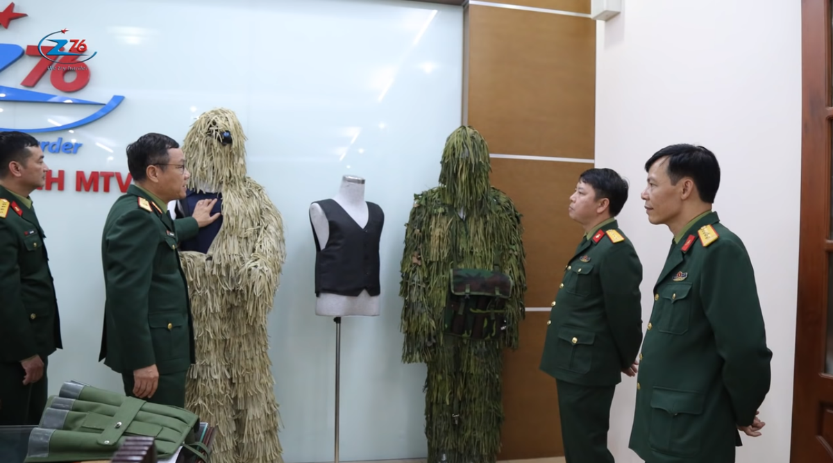 Trong ảnh ta có thể thấy một phần thiết kế của áo lưới ngụy trang do Nhà máy Z176 sản xuất, bản thân người lính khi mặc đầy đủ trang bị kể cả áo chống đạn vẫn có thể sử dụng loại cho các nhiệm vụ đặc biệt. Nguồn ảnh: Nhà máy Z176.