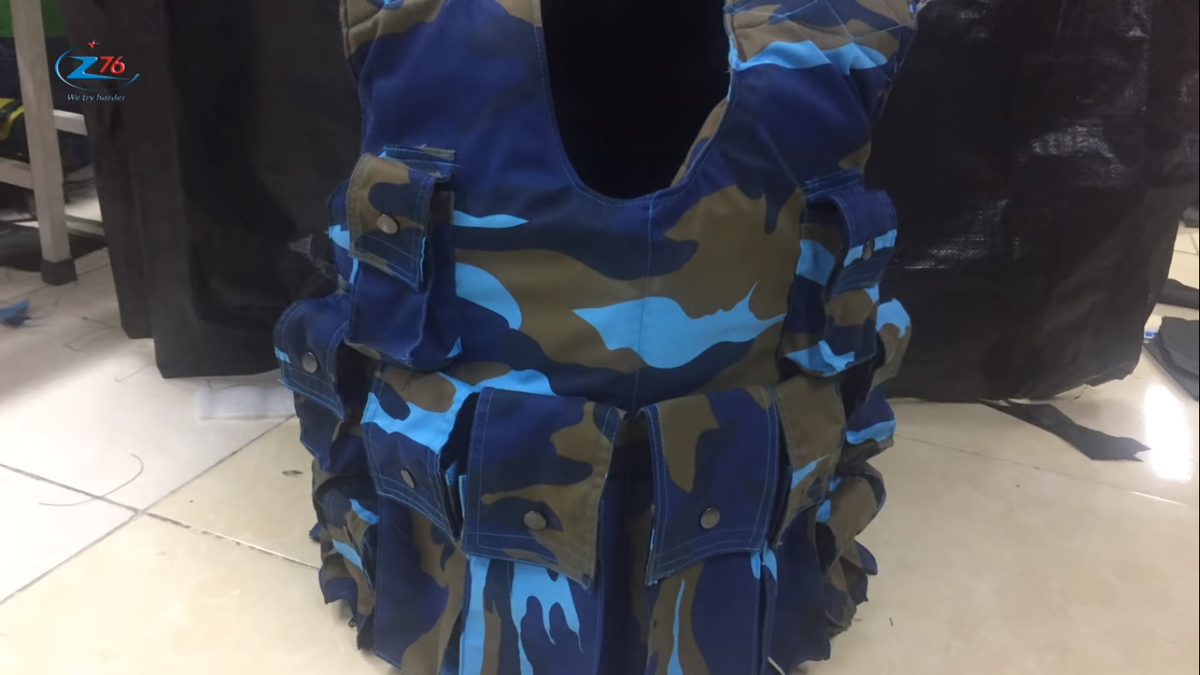 Còn đây là mẫu áo phao đa năng cho hải quân nhiều khả năng được thiết kế giành riêng cho lực hải quân đánh bộ, khi trên áo được tích hợp sẵn nhiều túi đựng băng đạn, lựu đạn, bộ đàm. Tuy nhiên không rõ nó có khả năng chống đạn hay không. Nguồn ảnh: Nhà máy Z176.