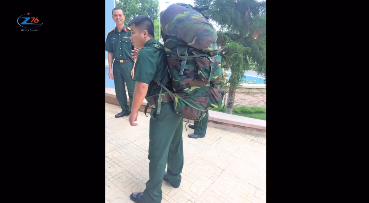 Một mẫu ba lô hành quân mới do Z176 chế tạo có thiết kế hoàn toàn khác biệt với mẫu ba lô truyền thống đang được sử dụng trong toàn quân. Dù trong ảnh nó có kích thước khá lớn tuy nhiên người lính mang theo nó không có cảm giác không quá nặng nề. Nguồn ảnh: Nhà máy Z176.