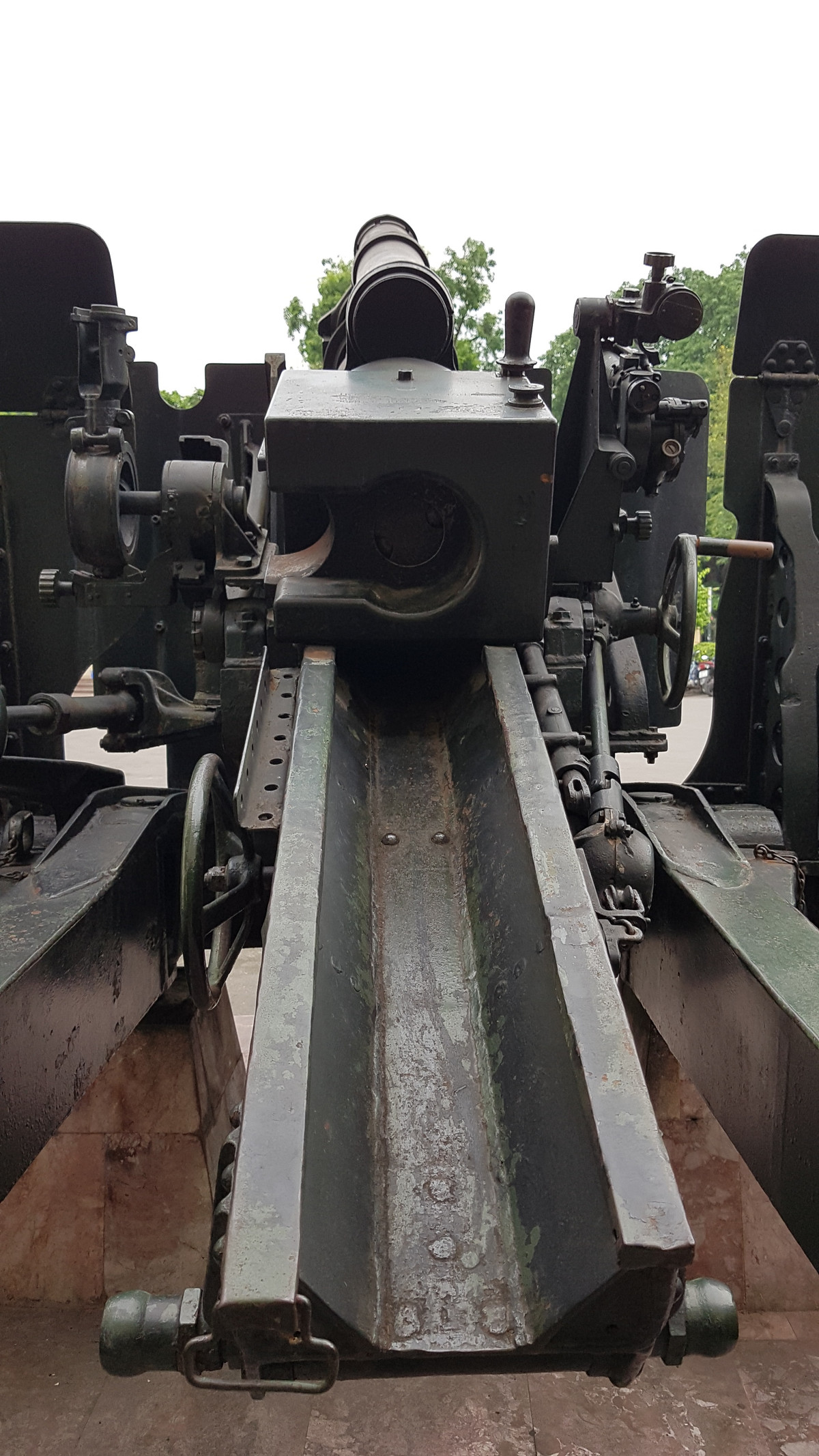 Tại Việt Nam, pháo M2A1 xuất trận lần đầu tiên tiêu diệt tập đoàn cứ điểm Điện Biên Phủ được quân viễn chinh Pháp tuyên bố là “pháo đài bất khả xâm phạm”. Lựu pháo được chuyển đến trận địa một cách bí mật theo cách chưa từng có tiền lệ trong lịch sử chiến tranh thế giới.