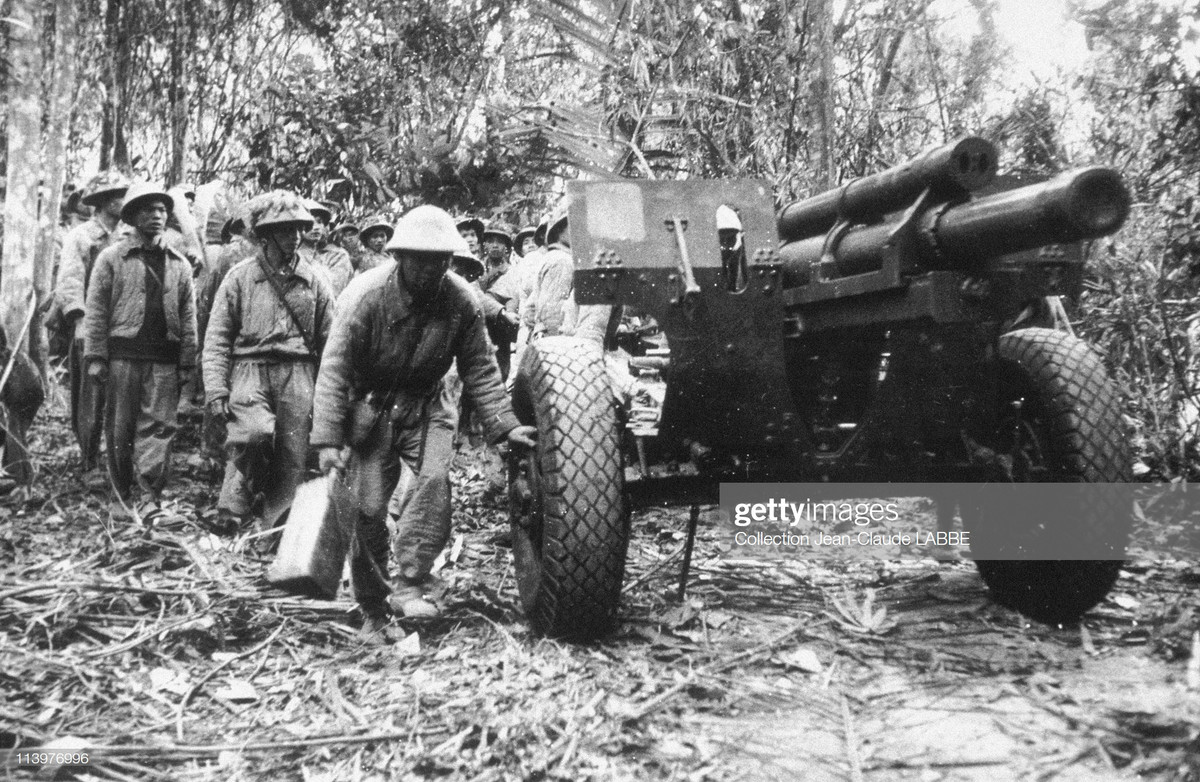 Có tầm bắn xa nhất là 11270 mét, khi đặt trên hai đỉnh núi cao nhất của dẫy Pú Hồng Mèo và Pú Tà Cọ bao xung quanh thung lũng Mường Thanh, hai khẩu pháo này của ta có thể khai hỏa vào bất cứ vị trí nào trong trận địa của quân đội Pháp. Nguồn ảnh: Jean-Claude LABBE