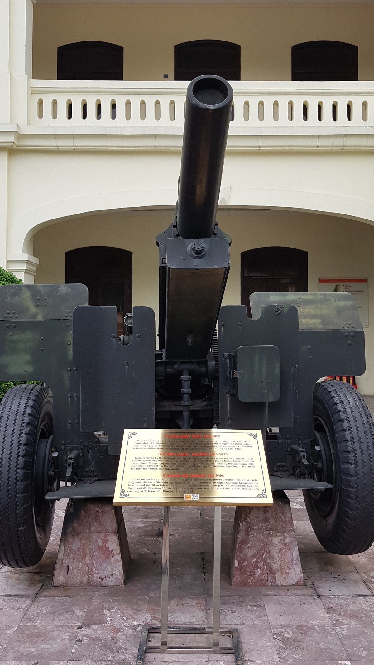 Và "nhân chứng" trên đó chính là khẩu lựu pháo 105mm M2A1 do công ty Rock Island Arsenal của Mỹ chế tạo. Tuy nhiên, khác với những khẩu lựu pháo M2A1 khác (do Trung Quốc viện trợ) của lực lượng pháo binh non trẻ của ta vào thời điểm, khẩu pháo trên lại là chiến lợi phẩm mà Quân đội ta thu giữ được từ chính tay thực dân Pháp trong chiến dịch Tây Bắc trong năm 1952.