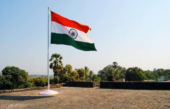 Quốc kỳ Tiranga được sử dụng sau khi Ấn Độ tuyên bố độc lập năm 1947. Lá cờ đại diện cho sức mạnh và sự dũng cảm. Phần màu trắng đại diện cho hòa bình và sự thật, trong khi phần màu xanh lá đại diện cho các vùng đất màu mỡ. Biểu tượng ở giữa, Ashoka Chakra, đại diện cho sự chăm chỉ và tiến bộ của Ấn Độ.