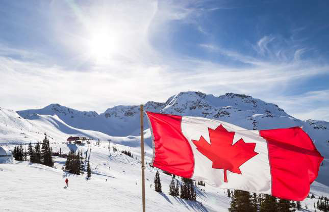 Quốc kỳ Canada. Hình ảnh chiếc lá phong là biểu tượng không thể nhầm lẫn của Canada. Quốc kỳ hiện nay được sử dụng từ năm 1965. Lá phong 11 điểm được lựa chọn để đại diện cho 10 tỉnh, với 1 điểm đại diện cho 3 vùng lãnh thổ của Canada. Người dân Canada rất yêu thích quốc kỳ của mình. từ năm 1996, ngày 15/2 được chọn làm ngày Quốc kỳ Canada.