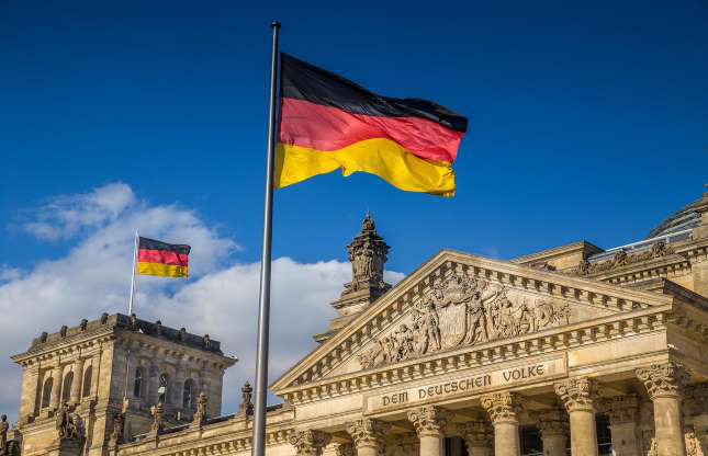 Mặc dù phải đến năm 1990, sau khi Bức tường Berlin sụp đổ và nước Đức thống nhất, lá cờ 3 màu: đen, đỏ và vàng mới được chính thức sử dụng, nhưng lịch sử của nó xuất phát từ năm 1778. Lá cờ 3 màu này lần đầu tiên được sử dụng là cờ của Principality of Reuss-Greiz, một nước có chủ quyền nằm trong lãnh thổ nước Đức ngày nay. Màu của lá cờ đại diện cho nền dân chủ.