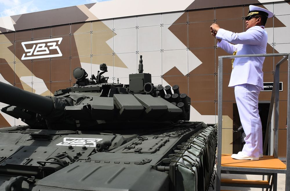 Một quân nhân nước ngoài chụp ảnh xe tăng T-72B3 tại Diễn đàn Kỹ thuật-Quân sự Quốc tế "Army-2019". Nguồn ảnh: Sputnik.