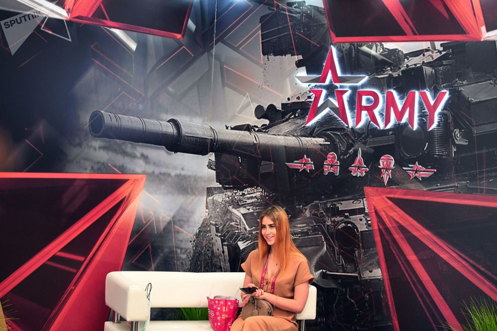 Một nữ du khách tại Diễn đàn Kỹ thuật-Quân sự Quốc tế "Army-2019". Nguồn ảnh: Sputnik.