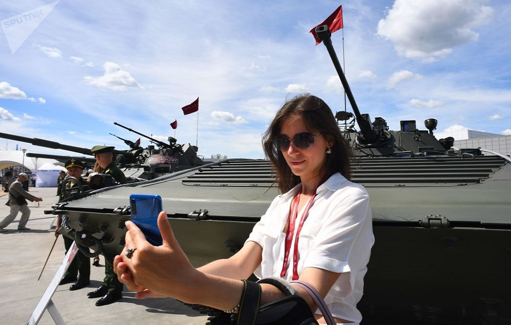 Tuy nhiên ít ai biết rằng bên cạnh việc tìm kiếm các khách hàng quốc phòng tiềm năng cho các công ty quốc phòng Nga, Diễn đàn Army còn thu hút số lượng khách tham quan đông kỷ lục và một trong những triển lãm quốc phòng đáng tham gia nhất thế giới. Nguồn ảnh: Sputnik.