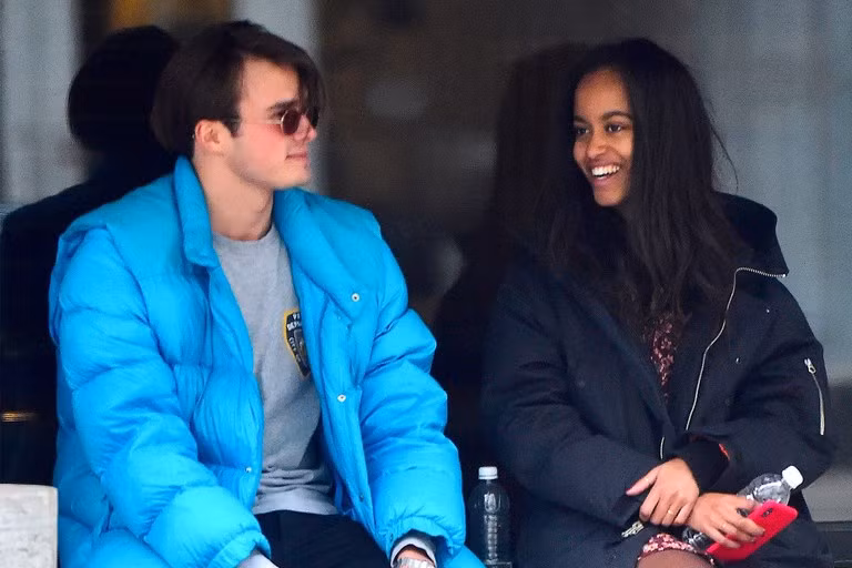 Khi tìm hiểu về bạn trai của cô cả nhà Obama, nhiều người khá bất ngờ. Được biết, Rory Farquharson sinh ra trong một gia đình danh giá. Ông Charles Farquharson, cha của cậu là giám đốc điều hành của một tập đoàn quản lý quỹ đầu tư ở London, Anh. Mẹ của chàng trai này là Catherine Farquharson, một kế toán viên có trình độ. Gia đình của Rory sống trong một căn nhà gồm 6 phòng ngủ ở Woodbridge, Suffolk, trị giá 1,6 triệu bảng.