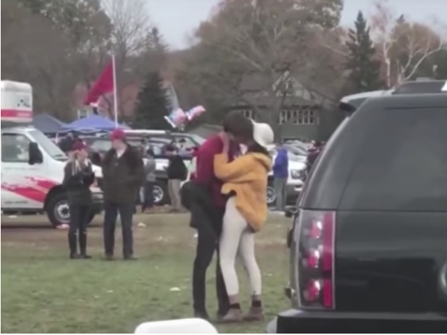 Cặp đôi còn bị bắt gặp hôn nhau say đắm giữa chốn đông người vào khoảng thời gian cách đây 2 năm.