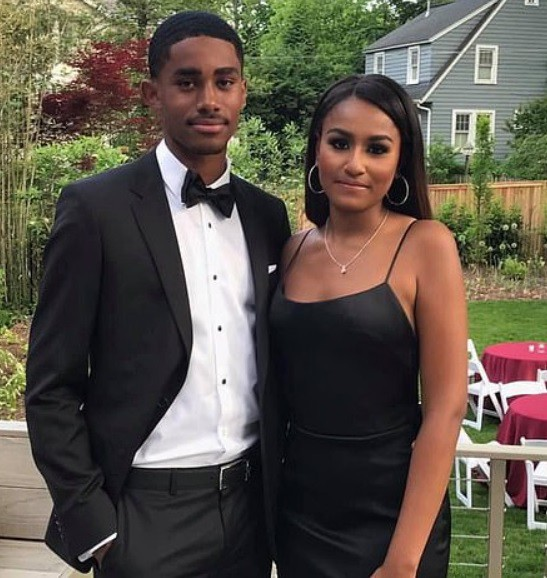 Còn con gái út của ông Obama cũng yêu sớm. Được biết, bạn trai mới của con gái út cựu Tổng thống Mỹ có tên Chris Milton. Chris Milton sinh ra ở Middleton, Ohio, Mỹ, hiện tại đang sống ở khu vực Washington DC. Chris là một chàng trai da màu và học cùng trường với Sasha.