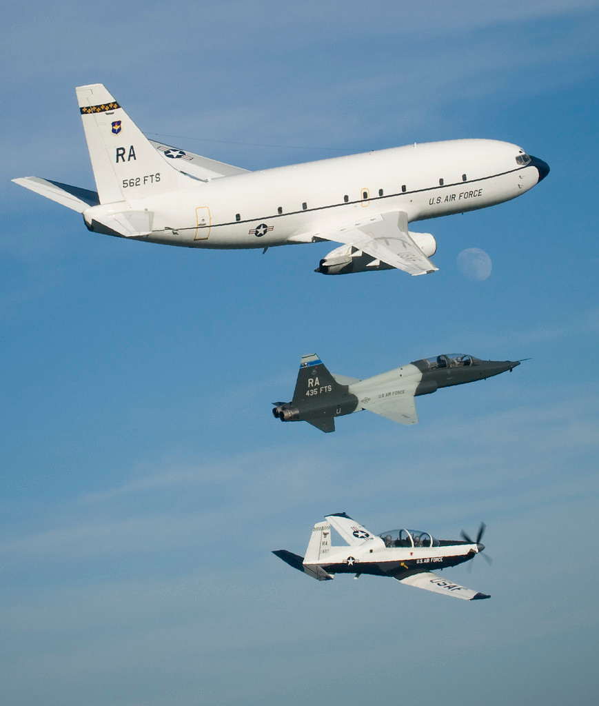 Hiện tại Không quân Mỹ đang sử dụng hai mẫu máy bay huấn luyện là T-38 Talon và T-6 Texan II, trong đó T-6 là phương tiện bay mà mọi phi công Mỹ phải biết sử dụng khi muốn tốt nghiệp khóa huấn luyện bay cơ bản giành cho phi công quân sự trước khi chuyển loại lên T-38. Nguồn ảnh: hiveminer.com.