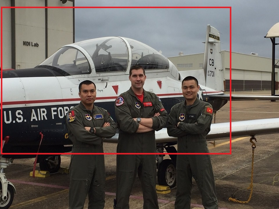 Cũng từ hình ảnh được Đại sứ quán Mỹ đăng tải cho thấy, nhiều khả năng các phi công Việt Nam đã trải qua khóa đào tạo phi công quân sự tại Mỹ trên các máy bay huấn luyện cánh quạt T-6 Texan II (trong vùng đỏ). Nguồn ảnh: Đại sứ quán Mỹ.