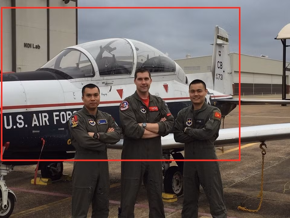 Cũng từ hình ảnh được Đại sứ quán Mỹ đăng tải cho thấy, nhiều khả năng các phi công Việt Nam đã trải qua khóa đào tạo phi công quân sự tại Mỹ trên các máy bay huấn luyện cánh quạt T-6 Texan II (trong vùng đỏ). Nguồn ảnh: Đại sứ quán Mỹ.