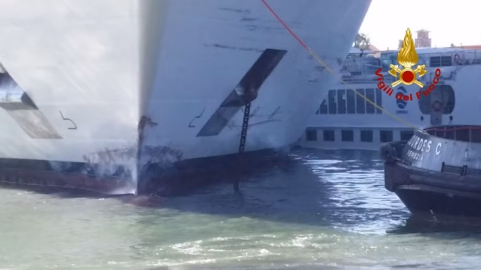 Một đoạn video được đăng tải trên Twitter cho thấy, con tàu khổng lồ có lượng giãn nước hơn 65.000 tấn đâm vào bến tàu như không có gì ngăn cản được. Ảnh: Vigili Del Fuoco.
