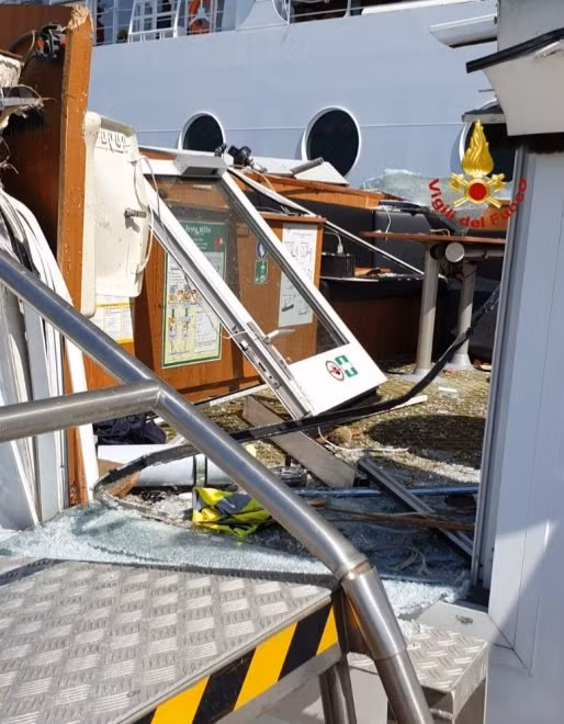 Nguyên nhân được cho là lỗi kỹ thuật, khiến du thuyền không thể hãm lại. Hàng loạt du khách bị sốc và tháo chạy sau vụ va chạm. Ảnh: Vigili Del Fuoco.