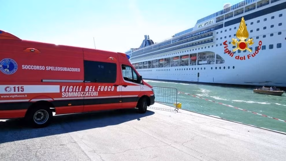 Du thuyền MSC Opera được đóng năm 2004, có thể chứa 2.679 hành khách trong 1.071 cabin và một đội thuỷ thủ 728 người. Ảnh: Vigili Del Fuoco.