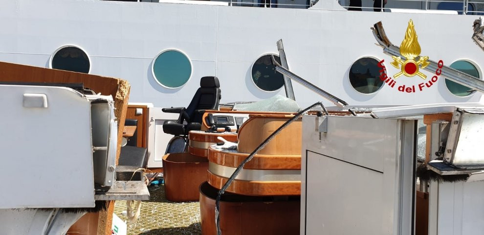 Chủ tịch hiệp hội tàu kéo ở Venice, Davide Calderan, cho biết du thuyền MSC Opera nằm ngoài tầm kiểm soát sau khi một dây cáp nối với tàu kéo bị đứt. Động cơ của du thuyền bị khóa trong khi thuyền trưởng kêu gọi trợ giúp. Ảnh: Vigili Del Fuoco.