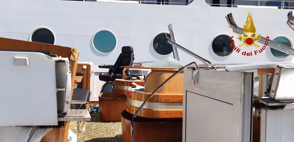 Chủ tịch hiệp hội tàu kéo ở Venice, Davide Calderan, cho biết du thuyền MSC Opera nằm ngoài tầm kiểm soát sau khi một dây cáp nối với tàu kéo bị đứt. Động cơ của du thuyền bị khóa trong khi thuyền trưởng kêu gọi trợ giúp. Ảnh: Vigili Del Fuoco.