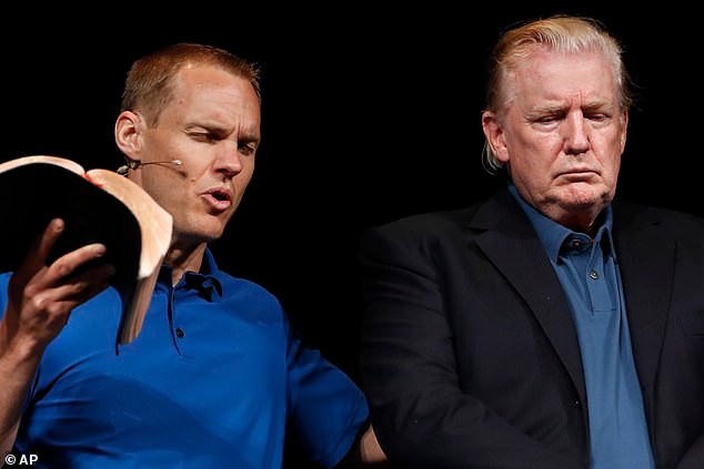 Mặc dù tỏ ra không thoải mái lắm nhưng ông Trump vẫn quyết định bỏ chiếc mũ đang đội xuống khi làm lễ tại nhà thờ McLean Bible tại thị trấn Vienna, bang Virginia. Ảnh: Daily Mail.