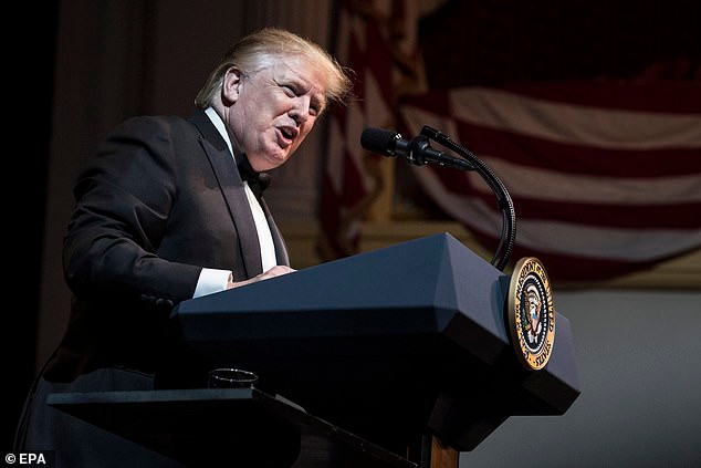 Điều đáng nói là cũng trong tối hôm đó, khi xuất hiện trong buổi dạ tiệc ở Nhà hát của Ford tại Washington, Tổng thống Trump xuất hiện trước công chúng với mái tóc quen thuộc của mình. Ảnh: Daily Mail.