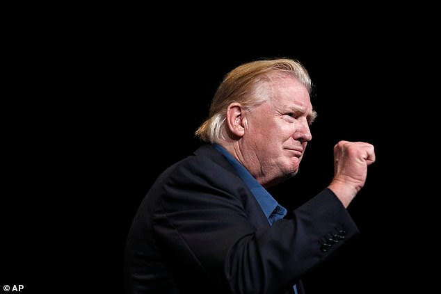 Theo truyền thông Mỹ, việc ông Trump đến nhà thờ vào ngày chủ nhật sau khi chơi golf, cho thấy ông chủ Nhà Trắng đã không kịp chuẩn bị cho chuyến thăm bất ngờ này. Ảnh: Daily Mail.