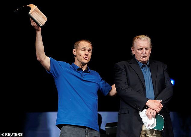 Hình ảnh ông Trump cùng mái tóc lạ tại Virginia đã nhanh chóng thu hút được sự quan tâm của dân chúng Mỹ, nhất là trên mạng xã hội Twitter. Khá nhiều người dùng trên mạng xã hội này thắc mắc điều gì xảy ra với kiểu tóc mới của Tổng thống Mỹ. Ảnh: Daily Mail.