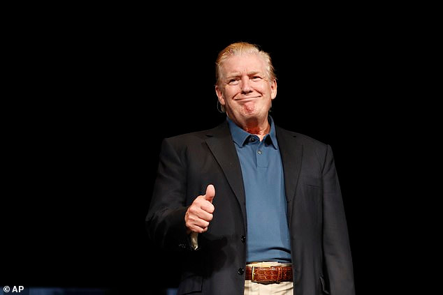 Theo tờ Daily Mail của Anh, trong chuyến thăm bất ngờ đến một nhà thờ ở Virginia vào hôm 2/6 vừa qua Tổng thống Trump đã khiến giới truyền thông Mỹ một lần nữa "dậy sóng" với mái tóc mới của mình. Ảnh: Daily Mail.