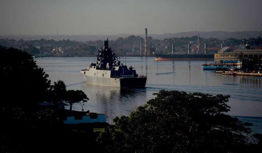 Đô đốc Gorshkov là một trong những chiến hạm mới và hiện đại nhất của hải quân Nga. Tàu có chiều dài 120 m, rộng 14 m, mớn nước 4,5 m, lượng choán nước tiêu chuẩn 4.500 tấn. Đô đốc Gorshkov là tàu đầu tiên của Đề án 22.350. Tàu được đưa vào sử dụng từ tháng 7/2018. Ảnh: AP.