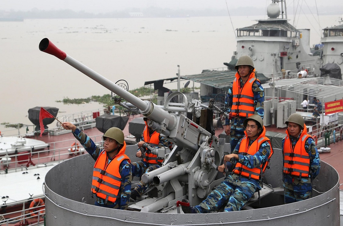 Bên cạnh nhiệm vụ phòng không, pháo Bofors cũng có thể được sử dụng để tiêu diệt các mục tiêu trên biển. Nguồn ảnh: Quân đội Nhân dân.