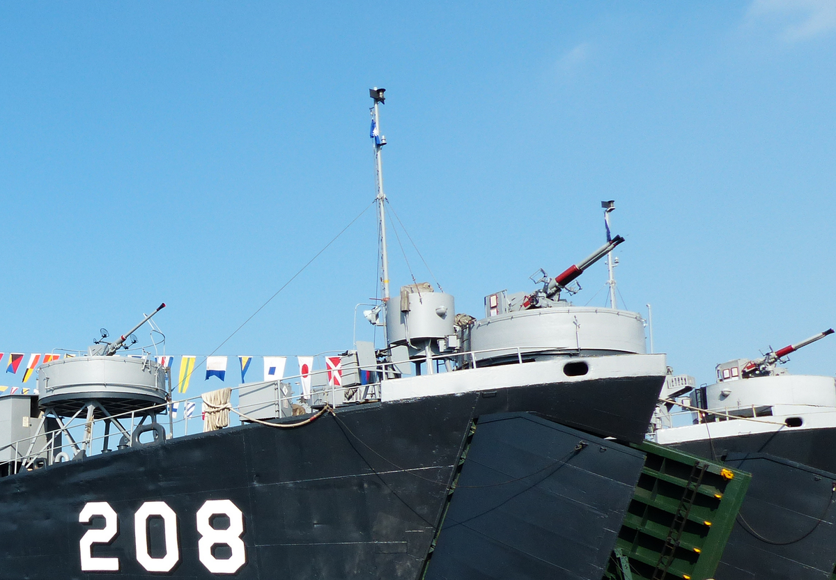 Cận cảnh các tháp pháo phòng không pháo Bofors trên tàu đổ bộ LST của Hải quân Đài Loan. Nguồn ảnh: Wikipedia.