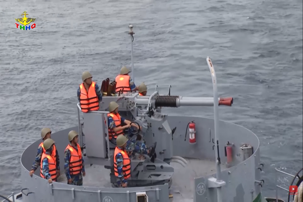 Được thiết kế bởi Thụy Điển vào năm 1930 và đưa vào trang bị từ năm 1934 tới nay. Bofors 40mm góp mặt trong mười hai cuộc chiến tranh lớn nhỏ trong đó có cả Chiến tranh Việt Nam. Được biết, các tàu đổ bộ LST cũng như pháo Bofors là một trong nhiều vũ khí chiến lợi phẩm mà Hải quân ta thu giữ được sau năm 1975. Nguồn ảnh: Truyền hình Hải quân.