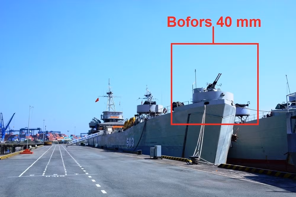 Trong biên chế Hải quân Việt Nam hiện tại các mẫu pháo hạm do Mỹ chế tạo có số lượng khá khiêm tốn, và Bofors 40mm là một trong số đó. Việc duy trì hệ số chiến đấu của loại pháo này trên các tàu đổ bộ LST được xem là thành công lớn đối với công nghiệp quốc phòng Việt Nam khi mà từ lâu chúng ta đã không thể tiếp cận với các nguồn cung cấp phụ tùng và đạn dược cho loại vũ khí này. Nguồn ảnh: Quân đội Nhân dân.
