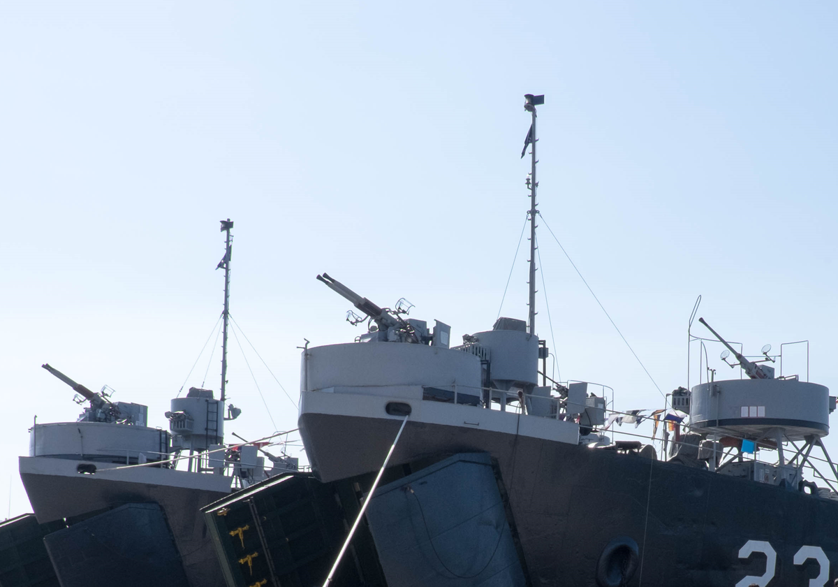 Các tàu đổ bộ LST có lượng giãn nước toàn tải khoảng 3.698 tấn, dài 100m, rộng 15m. Tàu trang bị 2 động cơ diesel General Motors 12-567 cho phép đạt tốc độ tối đa 22km/h. Nguồn ảnh: Wikipedia.