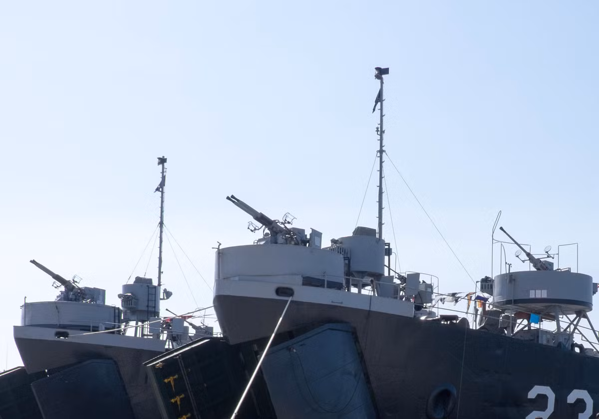 Các tàu đổ bộ LST có lượng giãn nước toàn tải khoảng 3.698 tấn, dài 100m, rộng 15m. Tàu trang bị 2 động cơ diesel General Motors 12-567 cho phép đạt tốc độ tối đa 22km/h. Nguồn ảnh: Wikipedia.