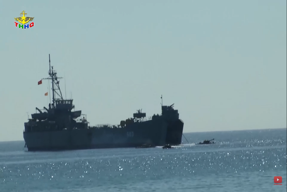 Bên cạnh khả năng chở khả năng chở quân và các phương tiện thiếp giáp. Các tàu đổ bộ LST cũng được vũ trang khá mạnh với ba tháp pháo phòng không trên hạm Bofors 40mm. Nguồn ảnh: Truyền hình Hải quân.