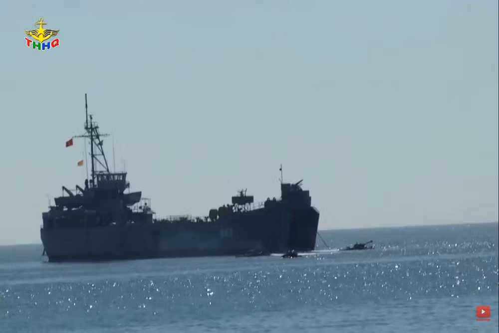 Bên cạnh khả năng chở khả năng chở quân và các phương tiện thiếp giáp. Các tàu đổ bộ LST cũng được vũ trang khá mạnh với ba tháp pháo phòng không trên hạm Bofors 40mm. Nguồn ảnh: Truyền hình Hải quân.