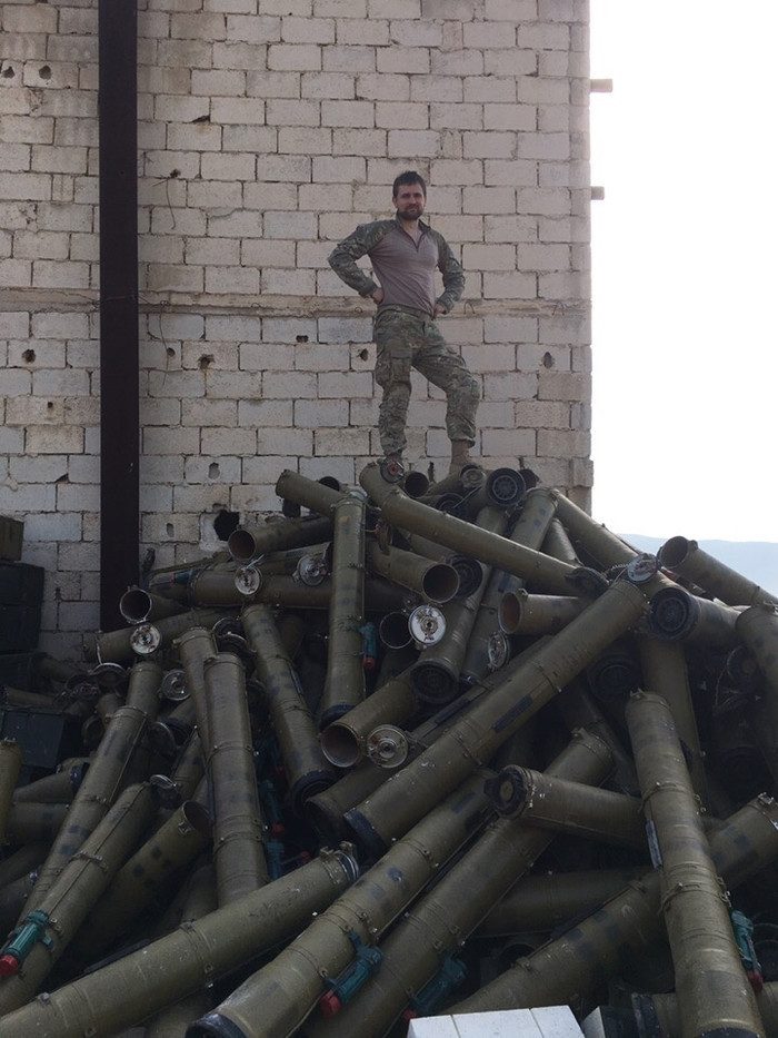 Thông tin trên của Zaman Al Wasl có phần nào đó chính xác thông qua những hình ảnh được kênh truyền hình anna-news của Nga đăng tải về tình hình chiến sự ở Hama trong vài tháng qua. Theo đó số ống chứa đạn tên lửa chống tăng 9M113 Konkurs được Quân đội Syria sử dụng chất cao như núi ở các địa điểm tập gần chiến trường. Nguồn ảnh: Anna News.