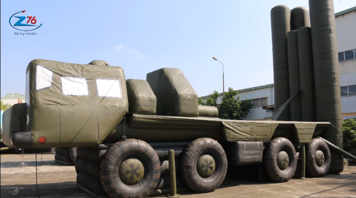 Trong ảnh hai phương tiện mô phỏng xe mang phóng tự hành 5P85 thuộc tổ hợp S-300PMU1. Đối phương rất khó để có thể xác định đâu là vũ khí thật, đâu là vũ khí giả kể cả khi sử dụng các biện pháp trinh sát điện tử từ trên không. Nguồn ảnh: Nhà máy Z176.