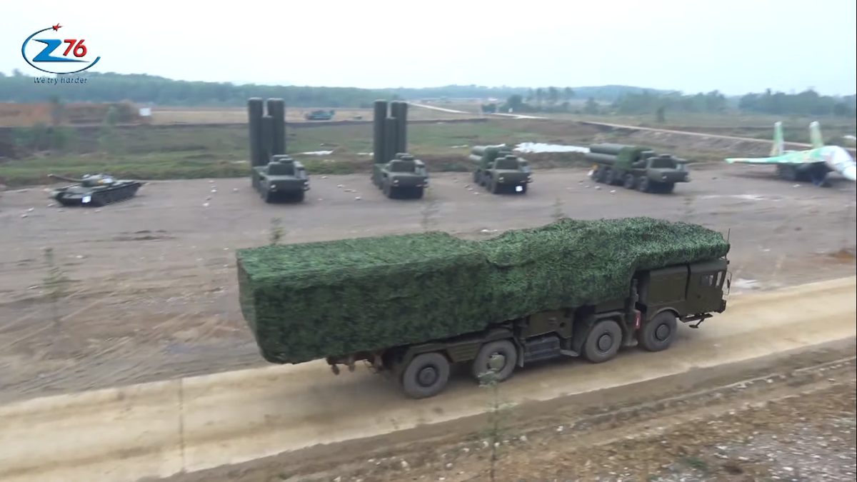 Theo đó hiện tại Nhà máy Z176 - Tổng cục Công nghiệp Quốc phòng (CNQP) đã thành công trong việc chế tạo các loại vũ khí bơm hơi mô phỏng vũ khí, khí tài, trang thiết bị quân sự hiện đại có trong biên chế Quân đội ta hiện nay. Trong đó có thể kể tới xe tăng T-55, tổ hợp tên lửa S-300PMU1, tiêm kích đa năng Su-30MK2... Nguồn ảnh: Nhà máy Z176.