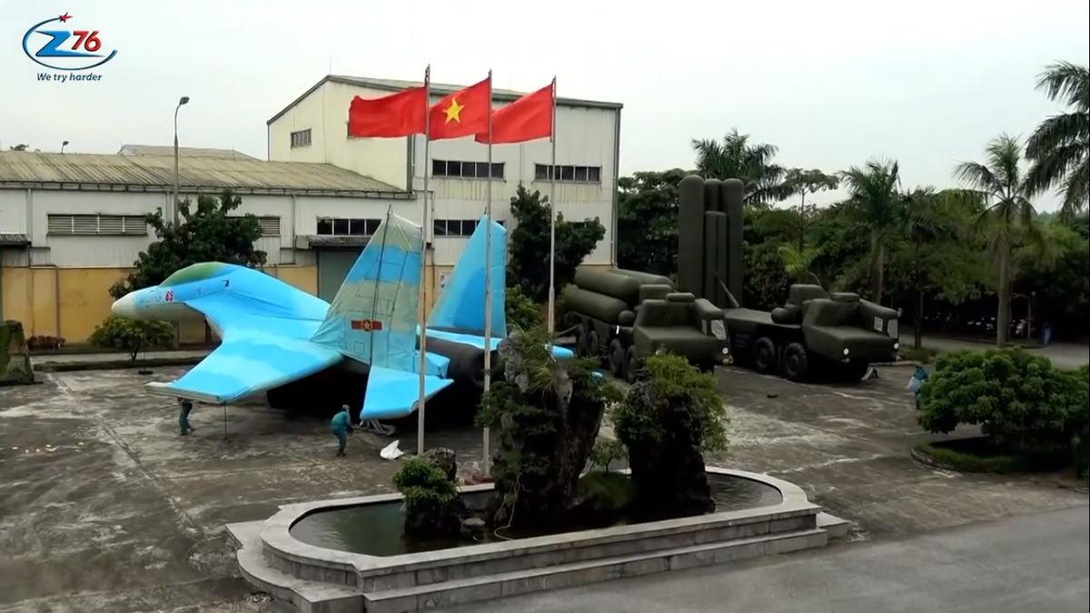 Một lợi ích nữa của việc sử dụng vũ khí bơm hơi đó là khiến đối phương lãng phí bom, đạn khi họ tấn công các mục tiêu giả không có giá trị. Có thể nói sử dụng mô hình vũ khí bơm hơi lừa đối phương là một biện pháp phòng thủ chủ động rất hiệu quả ngay cả trong chiến tranh hiện đại ngày nay. Nguồn ảnh: Nhà máy Z176.