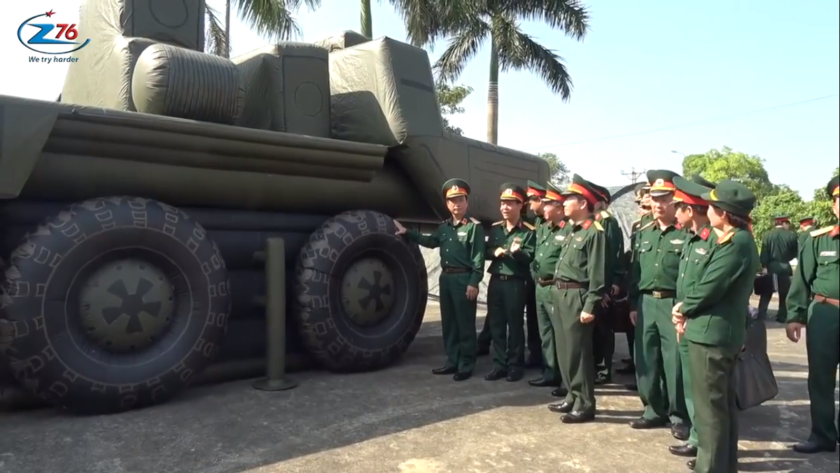 Bên cạnh đó vũ khí bơm hơi được làm bằng vật liệu đặc biệt, rất khó để mắt người có thể phân biệt chúng với vũ khí thật trong vòng 100 mét, thậm chí còn phát ra tín hiệu hồng ngoại hay phản xạ sóng radar như thật nhằm đánh lừa phương tiện trinh sát công nghệ cao. Nguồn ảnh: Nhà máy Z176.