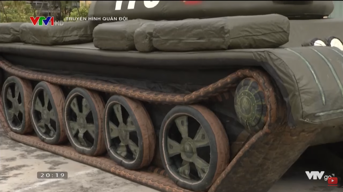 Tờ báo Nga còn cho biết, trong chiến tranh hiện đại với các loại vũ khí bơm hơi này lực lượng được trang bị có thể nâng cao khả năng sống còn cho các hệ thống vũ khí trang bị thật. Đối phương sẽ tiêu diệt các mục tiêu giả, và như vậy là tiêu hao thời gian quý báu để tìm các mục tiêu thật. Nguồn ảnh: Nhà máy Z176.