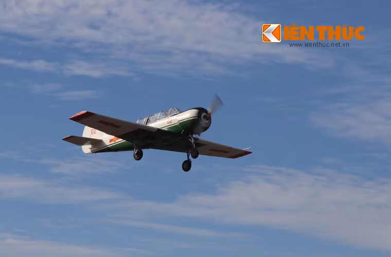 Theo đó để có thể lái được những chiến đấu cơ hiện đại như Su-22, Su-27 và cả Su-30. Các học viên phi công Việt Nam phải chinh phục được máy bay Yak-52 trong khóa đào tạo bay đầu tiên của mình trước khi bước qua một thử thách khác lớn hơn là trên máy bay huấn luyện phản lực L-39.