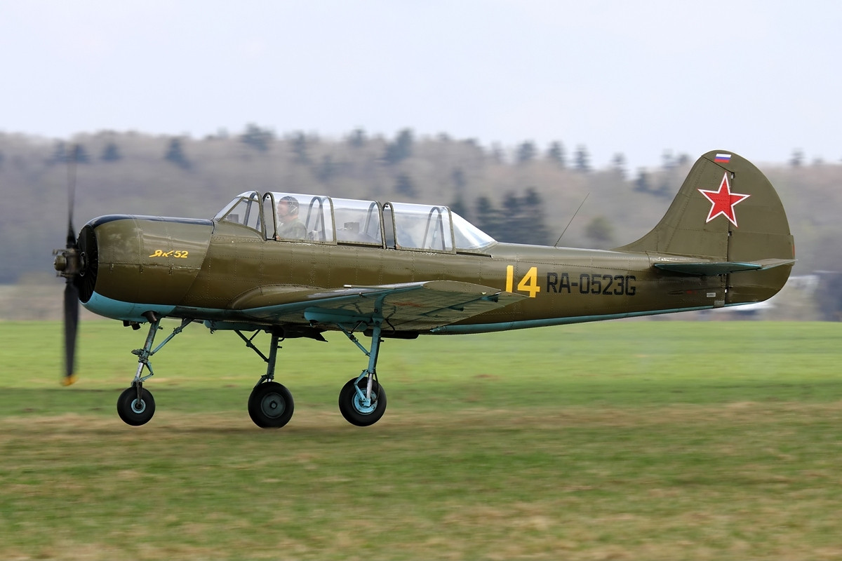Ban đầu, Cục thiết kế Yakovlev chế tạo Yak-52 như một máy bay huấn luyện nhào lộn cho Không quân Liên Xô. Tuy nhiên trong quá trình đưa vào trang bị Yak-52 đã thể hiện mình phù hợp với một nhiệm vụ khác đó là làm máy bay huấn luyện cơ cấp. Nguồn ảnh: RussiaPlanes.